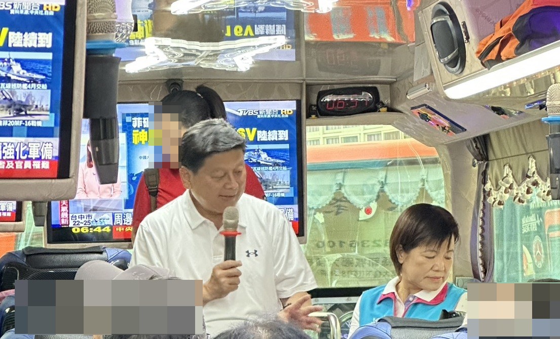 傅崐萁在吉安鄉長游淑貞陪同下，現身出遊遊覽車前進行「送車」行動。 圖：翻攝自花蓮新世代青年聯盟 曙光計劃臉書