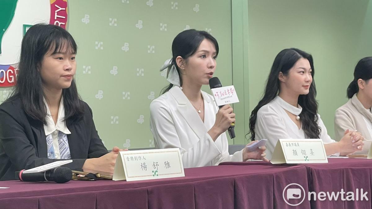 顏翎熹（左二）說，本次營隊的模擬議題是性專區合法化。 圖：高逸帆／攝