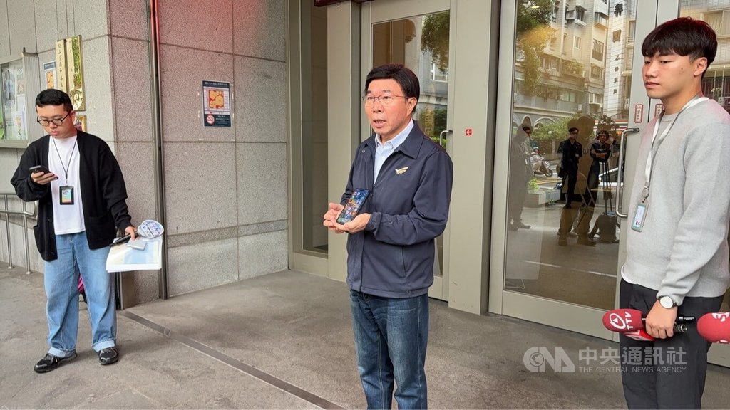 民進黨台北市黨部主委張茂楠（中）26日接受媒體聯訪表示，他於25日進行網路投票導致LINE帳號遭駭客盜用，已緊急到警局報案。中央社記者黃麗芸攝  114年5月26日