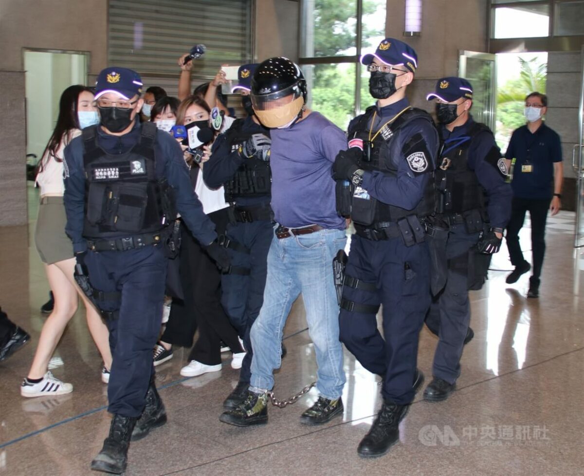 南投康建生技槍擊案釀4死，凶嫌李鴻淵（中）2022年落網被帶回警局。（中央社檔案照片）