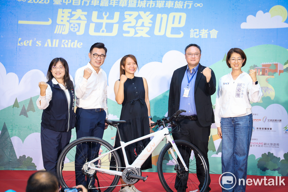 立法院副院長江啟臣（左二）出席記者會，特別交代副市長鄭照新（右二）騎的單車不能裝電池。  圖：唐復年/攝