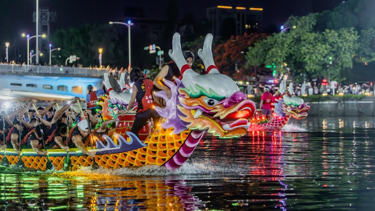 高雄是全台少數有夜間龍舟賽的縣市。 圖：高雄市運發局/提供
