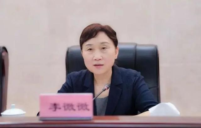 全國政協人口資源環境委員會原副主任李微微涉嫌受賄，「雙開」通報罕見指出，李微微大搞「全家腐」。 圖：翻攝陸網/網易