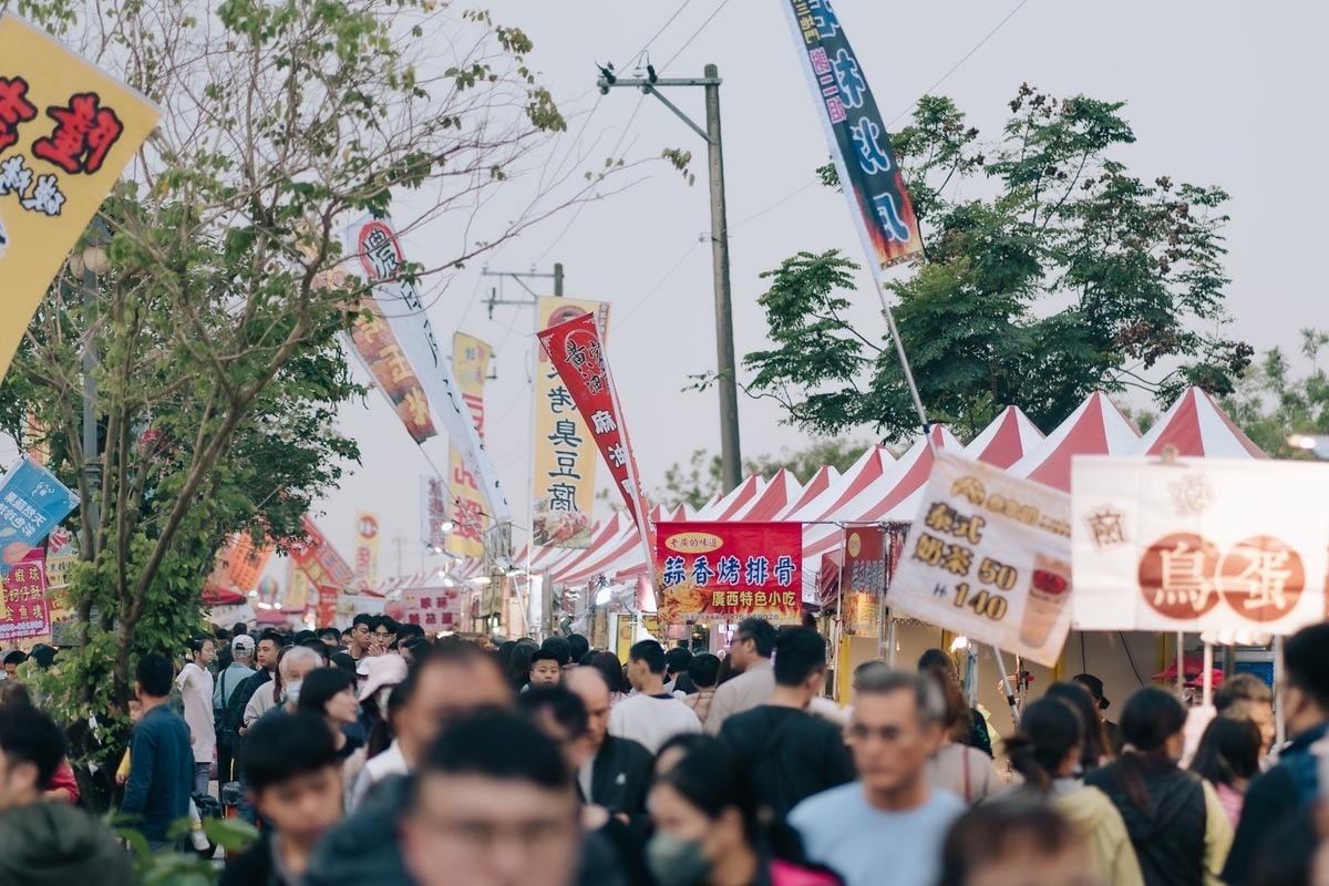 今年市集部分，河東路主打傳統夜市特色、河西路走手作文創路線。 圖：高雄市運發局/提供