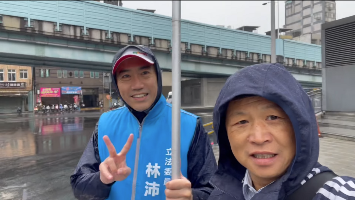 林沛祥26日在基隆車站前宣傳反罷免時，遇到獨派團體「台灣國」理事長陳峻涵對他喊出「基隆絕沛，差你一票」，反應不過來的林沛祥則持續保持微笑地說出「加油」。 圖：翻攝自陳峻涵臉書