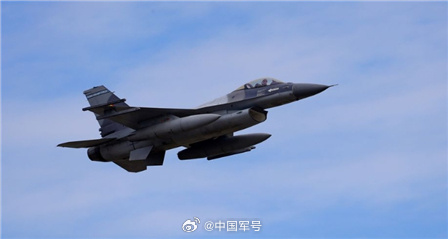 烏克蘭F-16戰機。圖為荷蘭政府5月26日交付先前承諾的24架F-16戰機最後一架。 圖：翻攝「微博」中國軍號