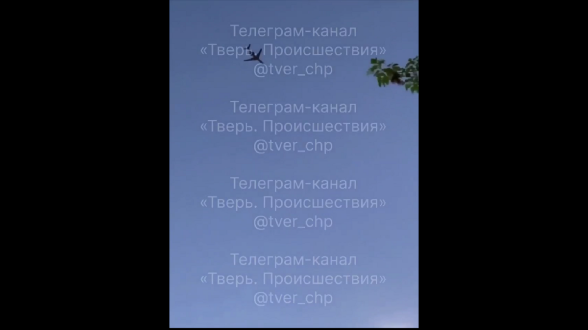 根據當地消息來源與流出的監控影片顯示，俄羅斯防空部隊日前在特維爾州上空開火攔截目標，初步報告竟指稱遭鎖定的是一架可能為圖-160戰略轟炸機，但後續證實，該機可能是一架民用航空器。 圖:翻攝自影片