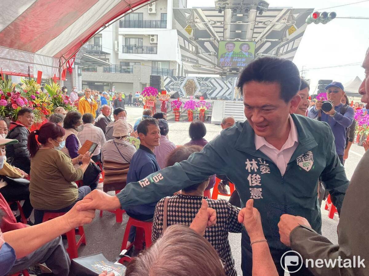 2026縣市長選舉日近，台南市長選舉的討論度也越來越高，民眾閒聊時總免不了論及市長選情。許多人都知道綠營歷來民調都是陳亭妃遙遙領先，聊天的結論卻是「最後還是林俊憲出來選啦！」 圖：本報資料照片