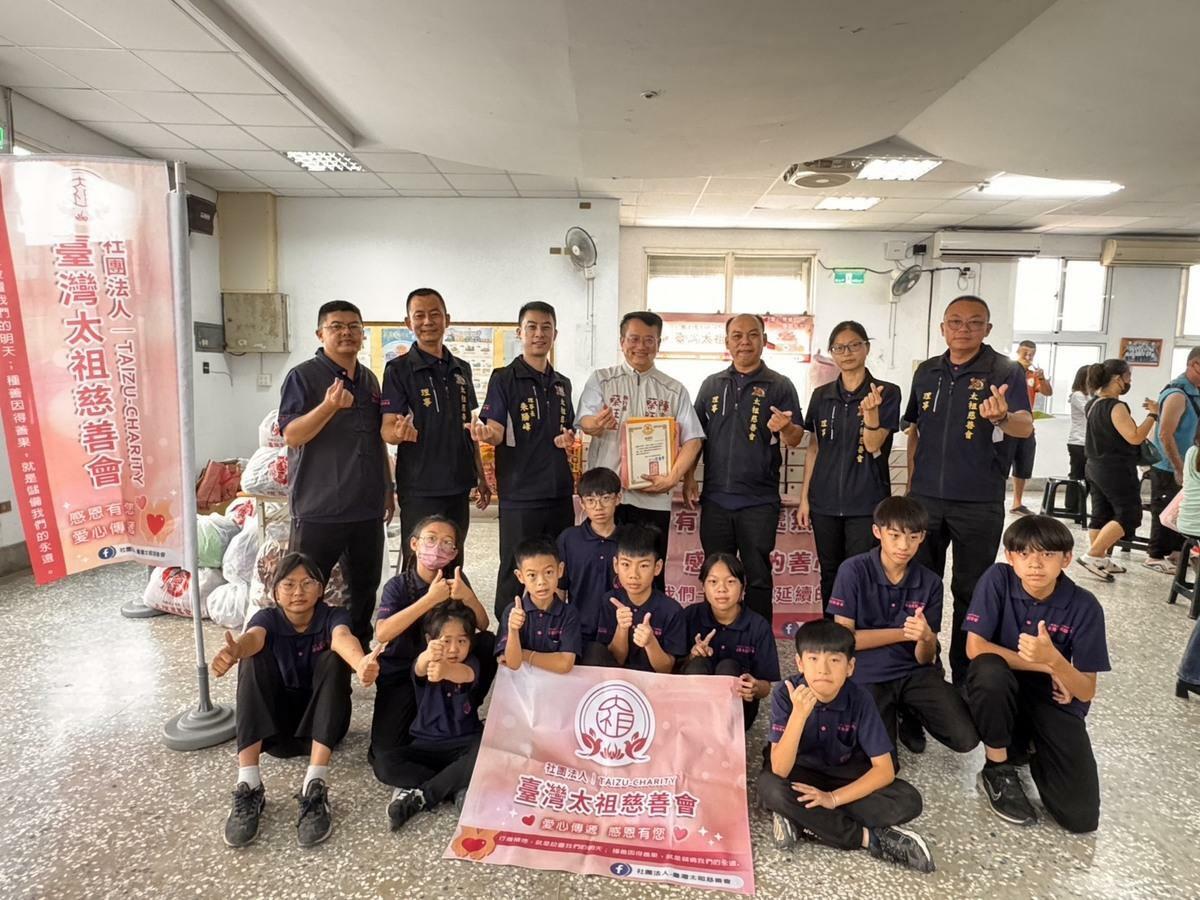 太祖慈善會理事長朱勝峰特別率領所有理監事團隊，以及家族成員的國中小小小志工一起參與活動，場面熱烈，也令人感受到滿滿的感動和溫暖。 圖：黃博郎／攝