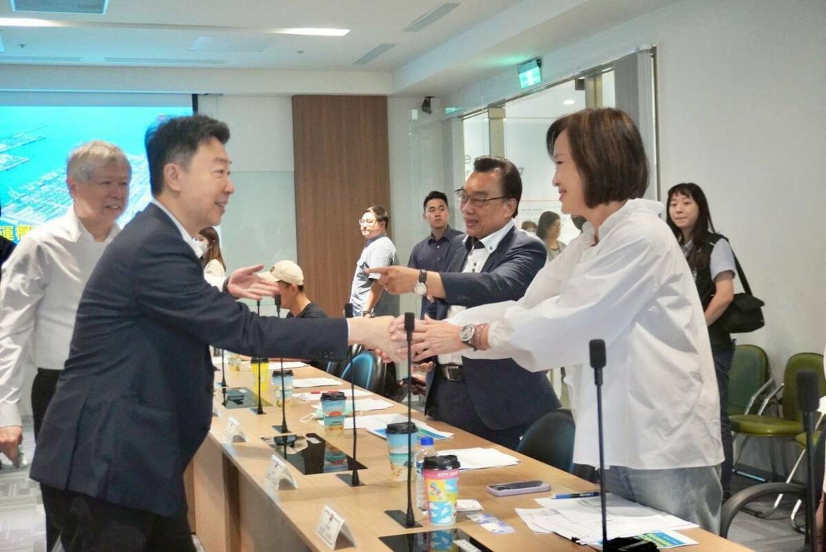 交通部長陳世凱(左二)與柯志恩(右一)握手。 圖：柯志恩辦公室/提供