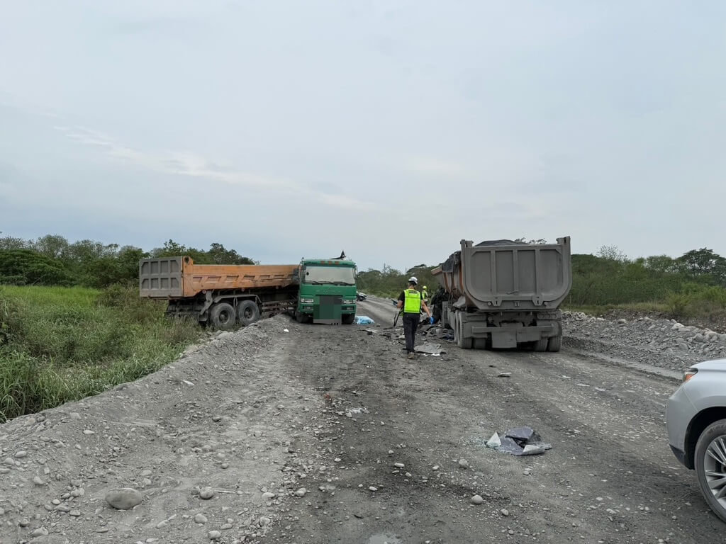 屏東2輛砂石車26日行駛在高樹鄉荖濃溪河床，不明原因對撞，釀成1死1傷的意外。（里港警分局提供）中央社記者李卉婷傳真  114年5月27日