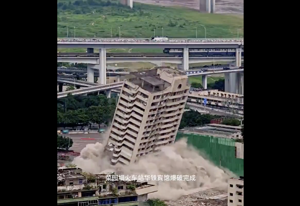 中國重慶菜園壩「華鐵賓館」被爆破拆除，擁有 70 年歷史的重慶站正式謝幕。 圖：擷取自「希望之聲－中國時局」的 X