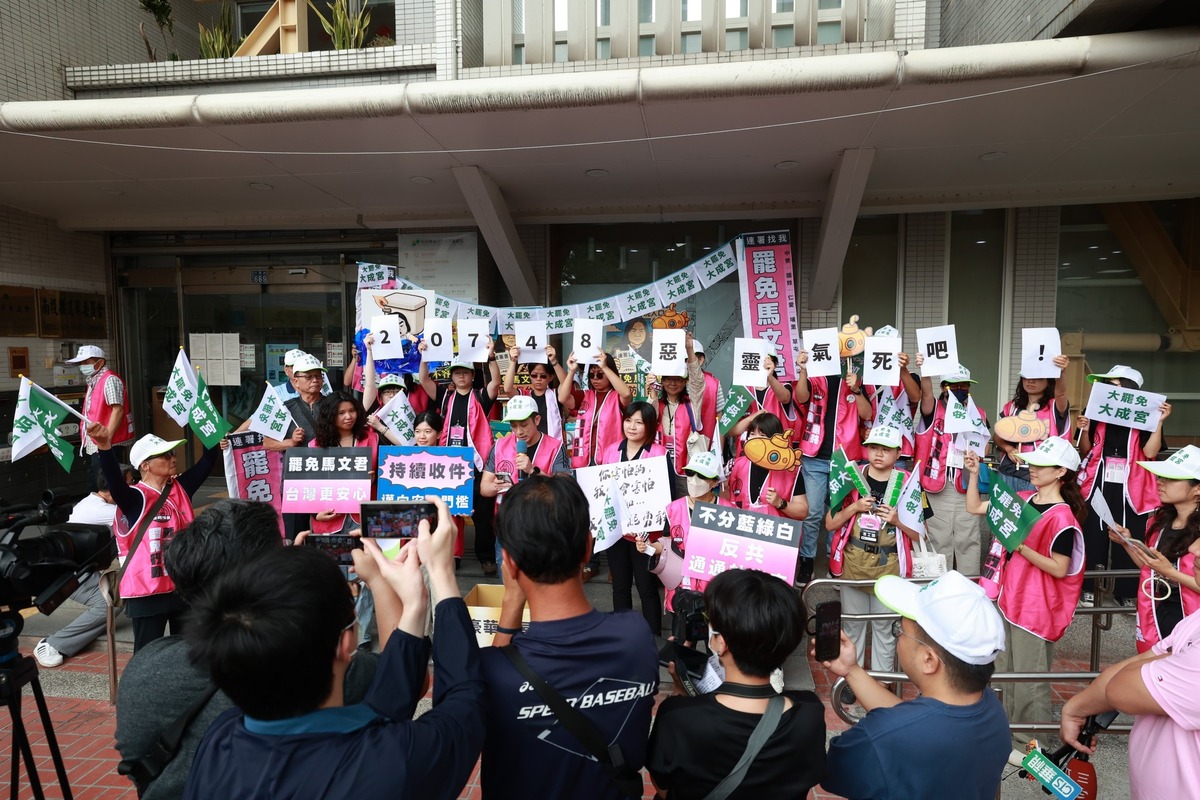 發起罷免國民黨立委馬文君的公民團體「AII 罷馬」日前接獲南投選委會補件通知，並遭退件4,000件連署書。對此，罷團今（27）日召開記者會質疑選委會刻意刁難。 圖：取自「AII罷馬」臉書