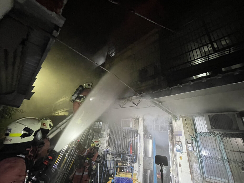 新竹市香山區1處民宅27日發生火警，消防局獲報前往布水線搶救，起火原因仍待調查釐清。（新竹市消防局提供）中央社記者郭宣彣傳真  114年5月27日
