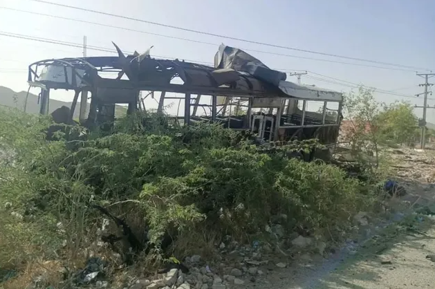 俾路支省胡茲達爾地區日前發生針對一輛校車的自殺式爆炸攻擊，導致 4 名孩童喪生、38 人受傷。 圖:翻攝自劍哥的思政課