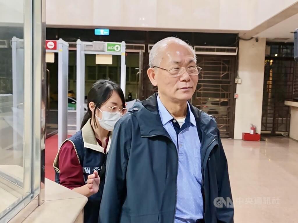 中石化旗下鼎越開發購買京華城土地涉違證交法。台北地檢署26日指揮調查局兵分20路搜索，約談中石化董事長陳瑞隆、前董事長林克銘（前）等人。檢察官27日凌晨諭令林克銘新台幣500萬元交保。中央社記者林長順攝  114年5月27日