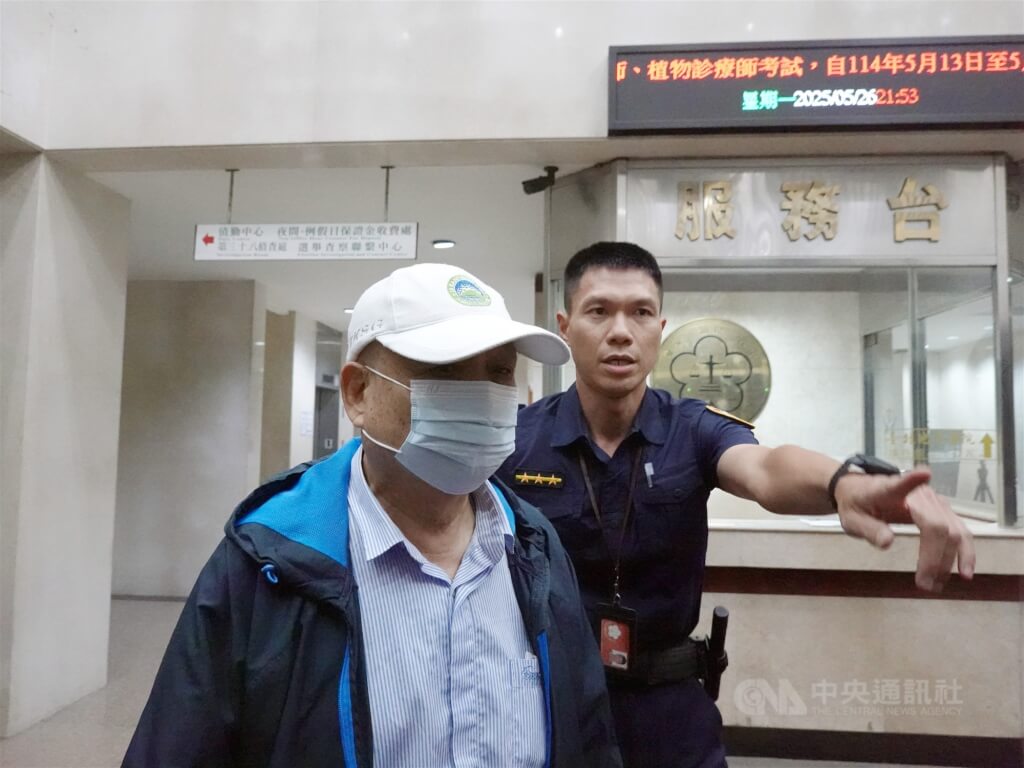 前鼎越開發公司董事長朱亞虎（左）100萬元交保。中央社記者林長順攝  114年5月26日