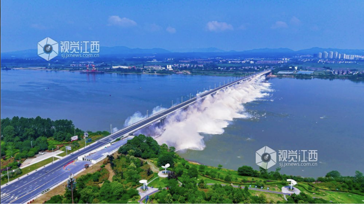 中國「新幹贛江大橋」完成爆破拆除，中國都更背後的「工安議題」也隨之飄揚。 圖：擷取自中國「鳳凰網」