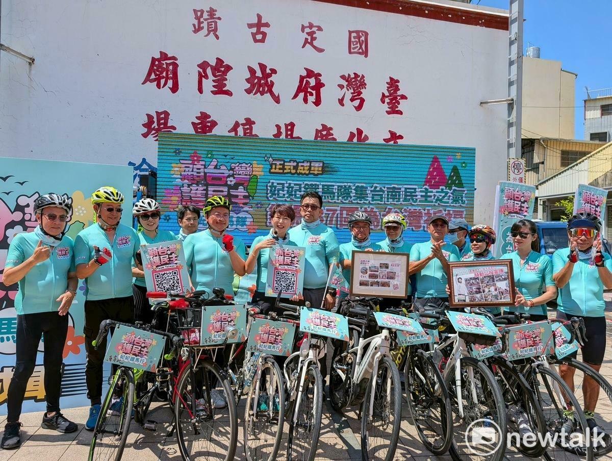 為號召全民挺身而出、共同守護民主價值，立法委員陳亭妃今日於台南市府城隍廟前舉辦記者會，宣布「顧台灣護民主妃妃鐵馬隊」要於端午3天連假啟動鐵馬行動，為台灣祈福，為罷免藍委行動注入民主動能。 圖：陳亭妃服務處提供