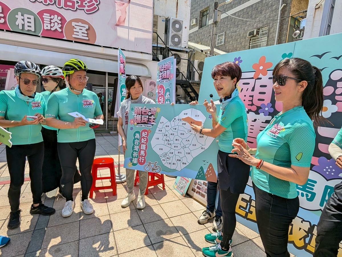 為號召全民挺身而出、共同守護民主價值，立法委員陳亭妃今日於台南市府城隍廟前舉辦記者會，宣布「顧台灣護民主妃妃鐵馬隊」要於端午3天連假啟動鐵馬行動，為台灣祈福，為罷免藍委行動注入民主動能。 圖：陳亭妃服務處提供