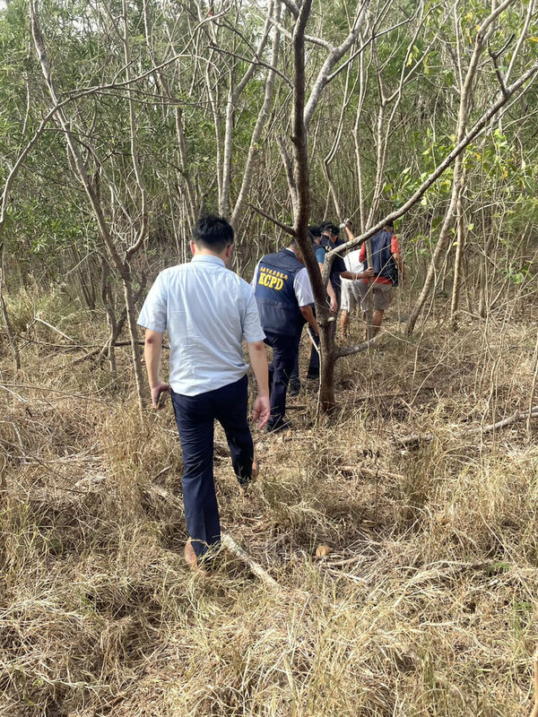 黃姓女藥頭等人疑與林姓男子有毒品糾紛，涉嫌殺害林男並棄屍屏東縣山區，黃女等5人20日至22日陸續遭檢警逮捕，訊後經法院裁定黃女等4人羈押禁見、1人交保。圖為檢警日前在屏東縣山區某樹林搜尋林男遺體。（橋頭地檢署提供）中央社記者張已亷傳真 114年5月27日