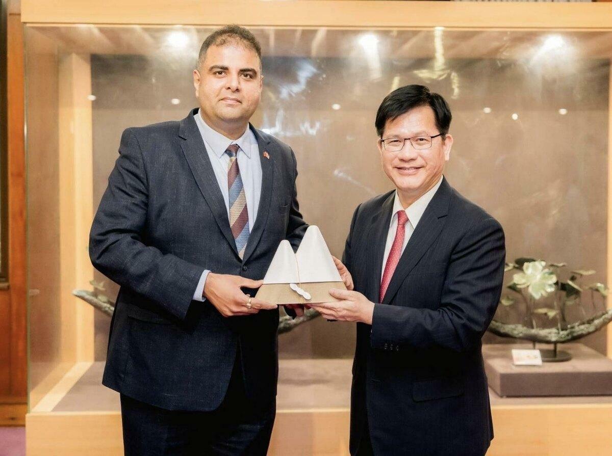 林佳龍致贈團長彌蘇拉下議員台灣精品茶葉禮盒。 圖：外交部提供