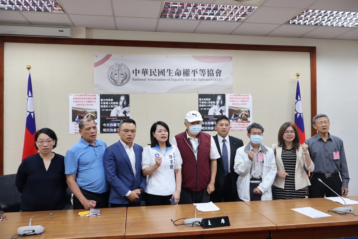 生命權平等協會與多名重大刑案遺屬、國民黨立委召開記者會，持續表達對當前司法近乎實質廢死的不滿。 圖：擷取自許宇甄臉書
