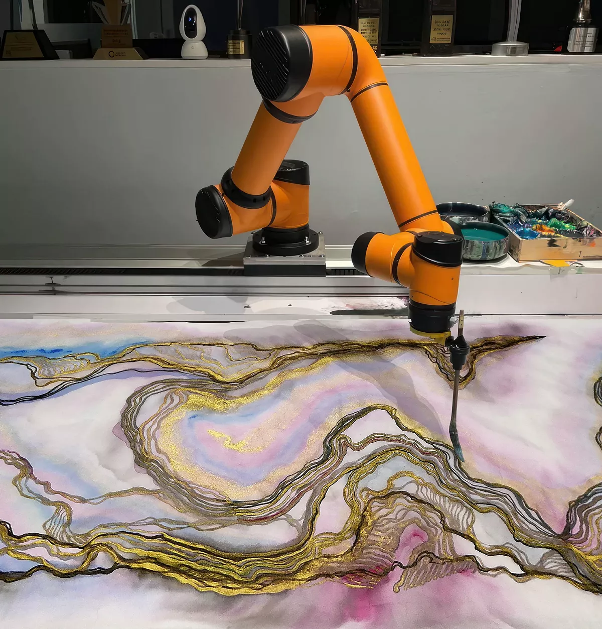 A.I. Gemini機械手臂畫水墨畫樣貌。台灣機械公會指出，一旦關稅政策徹底執行，台灣將面臨競爭力被削弱的困境。 圖：翻攝自黃宏達影片。