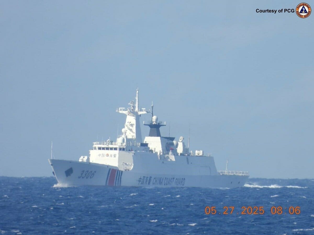 中國海警船CCG-3306被發現尾隨菲律賓「Atin Ito聯盟」巴加薩島音樂會船團，引發緊張。 圖：翻攝「X」@jaytaryela