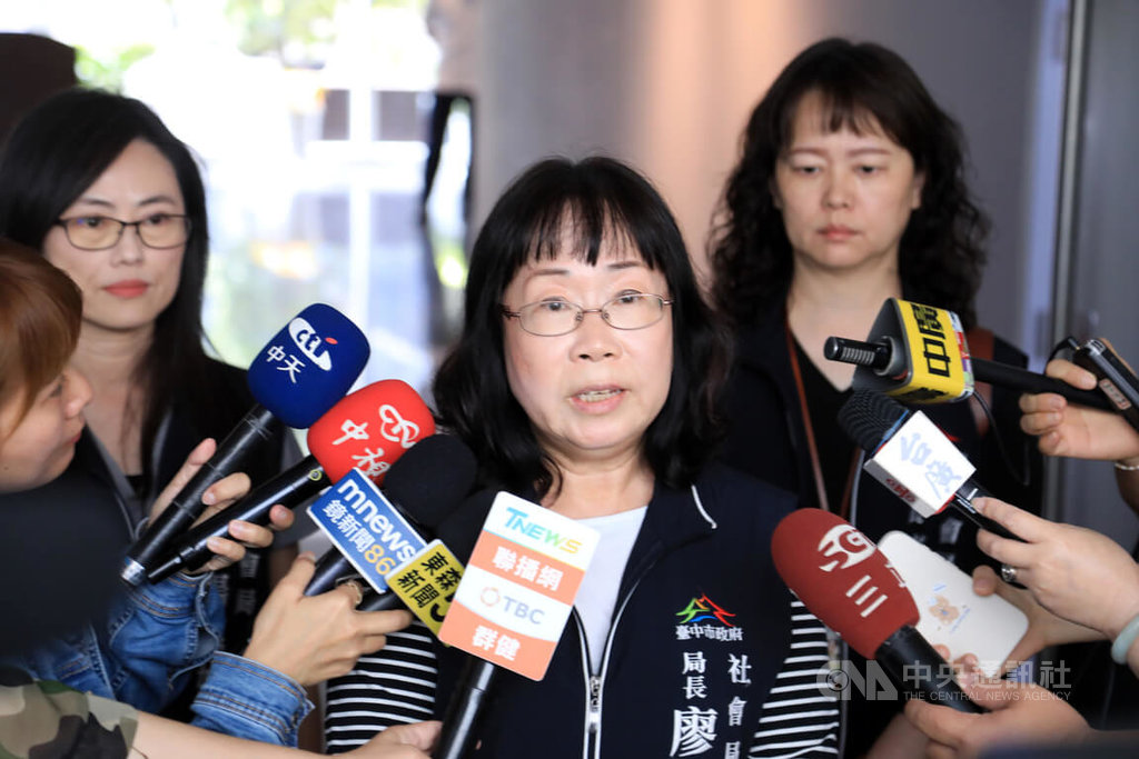 台中豐原區一家私立托嬰中心發生幼童遭虐案，社會局長廖靜芝（前中）27日接受媒體聯訪時表示，涉案托嬰中心8月1日起遭勒令停辦，仍有20名幼童尚未轉托，會協助後續作業。中央社記者蘇木春攝  114年5月27日