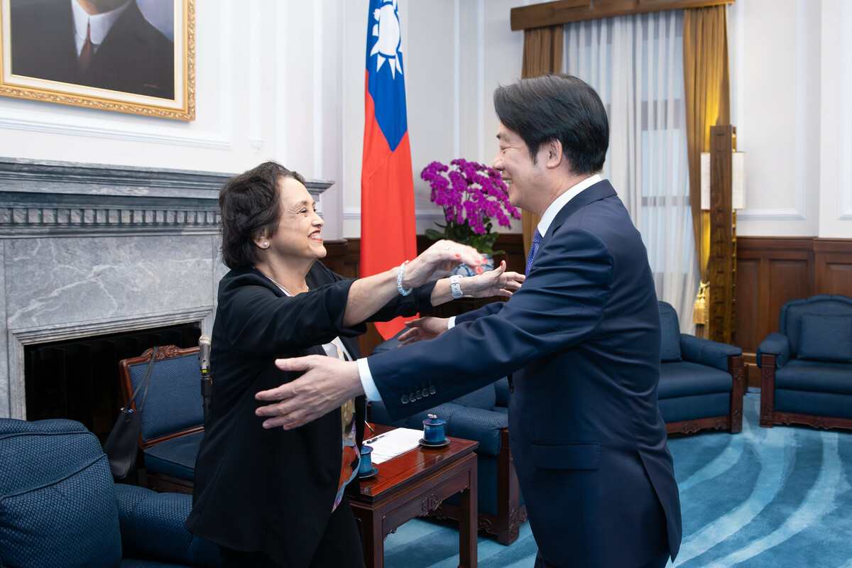 賴清德與關島總督古蕾露熱情擁抱 圖：總統府提供
