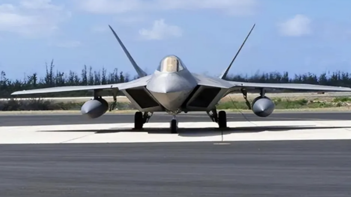 美國空軍參謀長日前公開展示代號為 YFQ-42A 的無人機照片。 圖：翻攝自 栗子評述