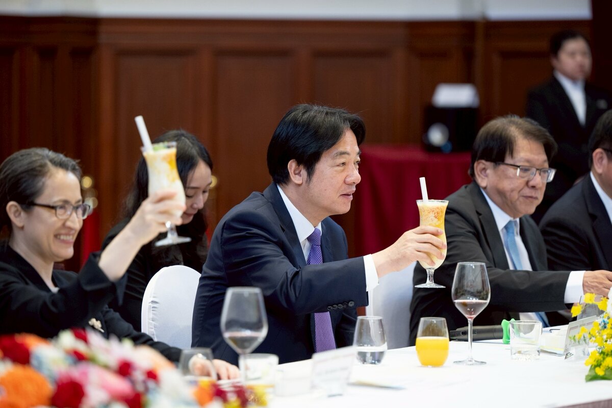 賴清德、蕭美琴用芒果椰奶西米露乾杯 圖：總統府提供