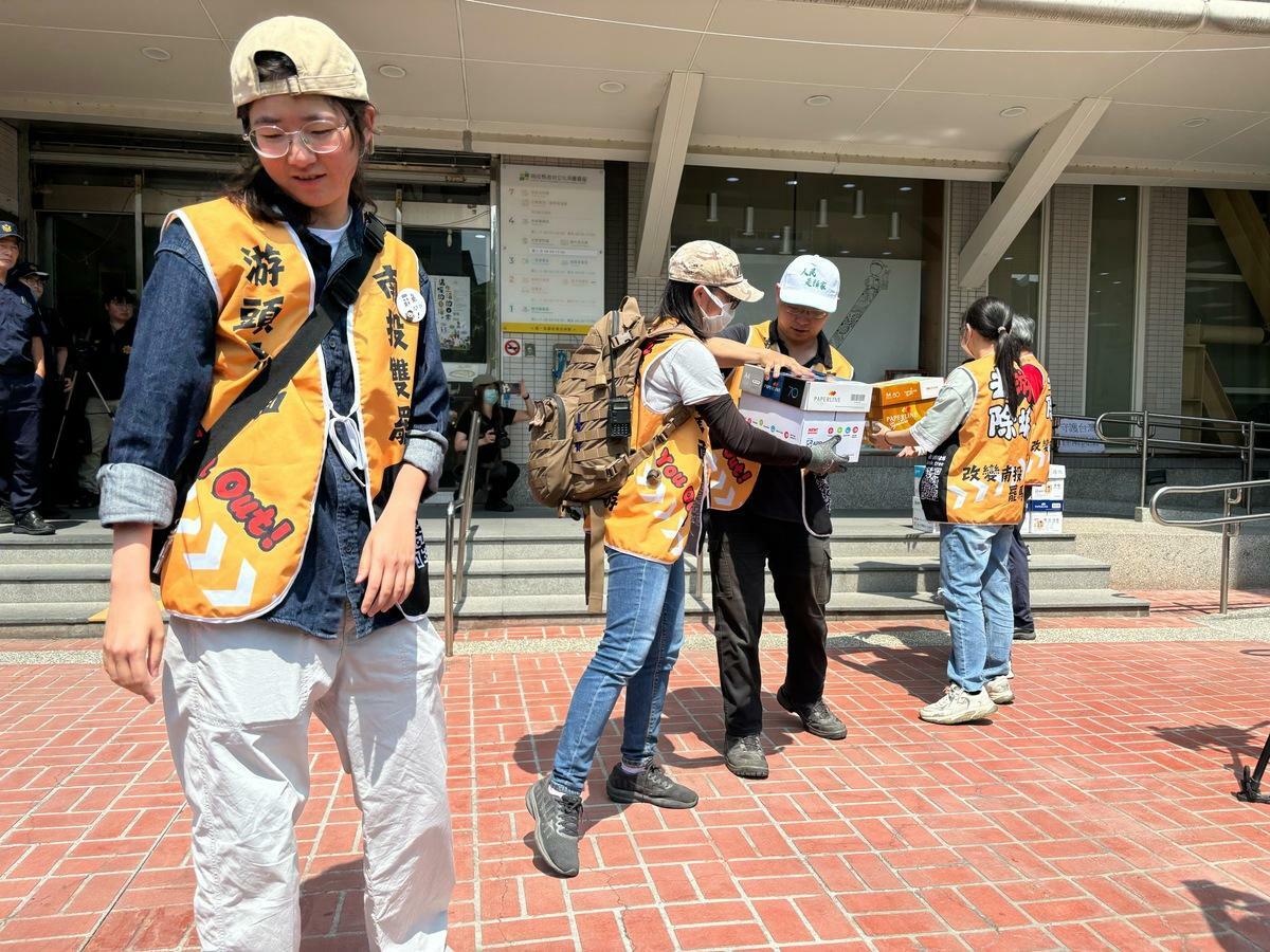 南投第二選區罷免行動團體「去游除垢」日前提交23238份連署書。 圖：罷團「去游除垢」提供