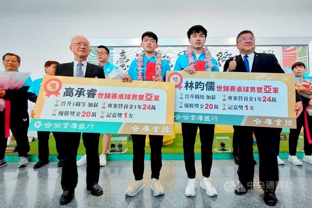 台灣桌球男雙組合「柚香林萌」林昀儒（前排右2）、高承睿（前排左2）在2025世界桌球錦標賽奪銀，27日搭機返台，合作金庫銀行董事長林衍茂（前排右1）前往接機，並獻花及頒獎勉勵球員。中央社記者吳睿騏桃園機場攝  114年5月27日