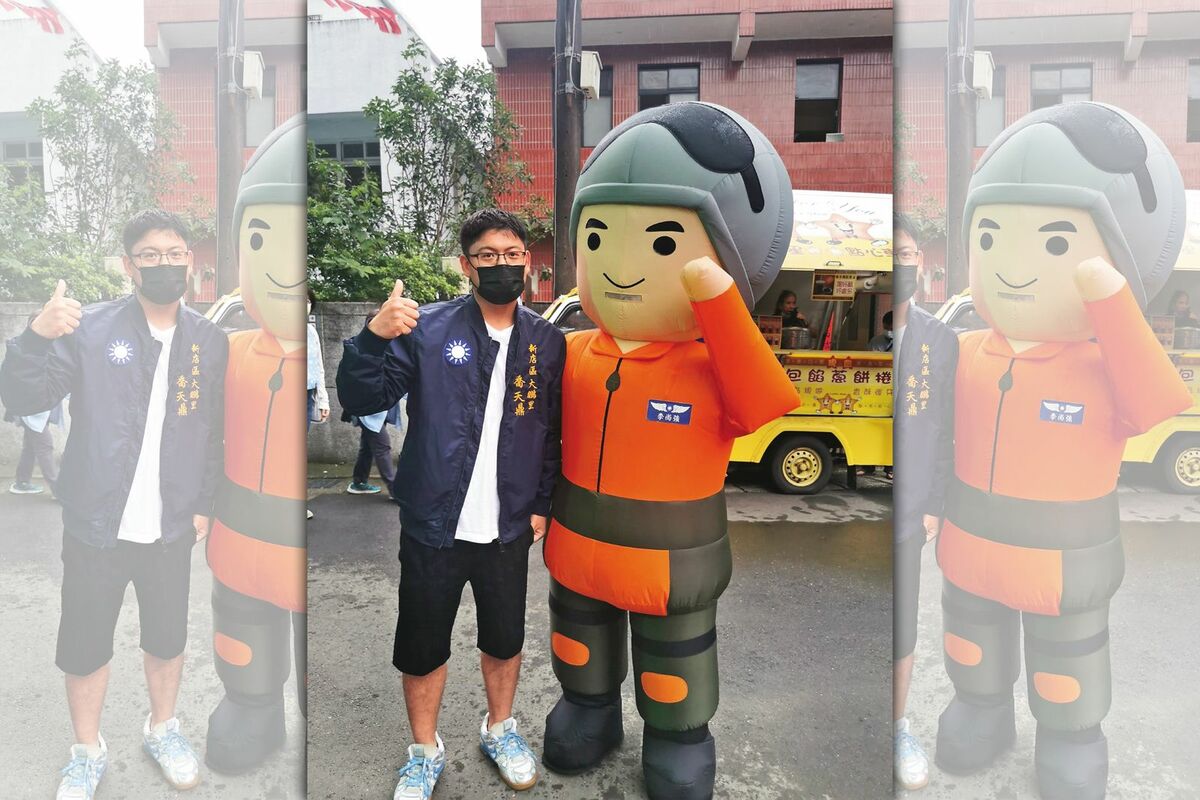 喬天鼎（左）接棒里長爸爸參選，一步一腳印在新北市新店留下足跡。 圖：翻攝自大鵬里里長喬廷彥臉書