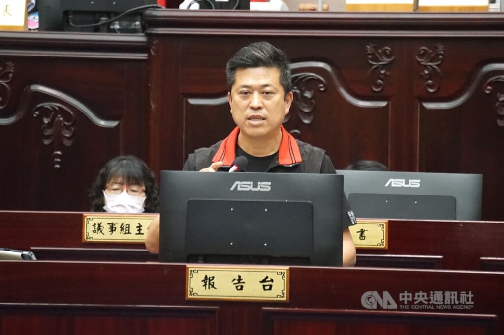 花蓮縣文化局長吳勁毅（中）。（中央社檔案照片）