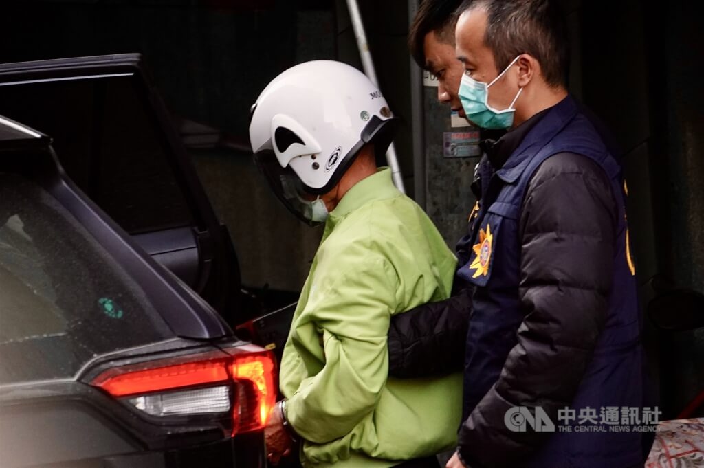 高雄連環殺人分屍案，法院裁定張嫌（左）自4月7日起延押2個月。（中央社檔案照片）