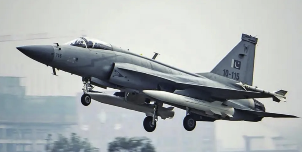 梟龍戰機是巴基斯坦空軍裝備數量最多的戰機，目前約有160架，主要執行空對空和空對地任務。 圖：翻攝自 雷姐的機械空間