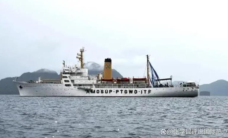 搭載菲律賓民間聯盟「這是我們的」海事訓練船。 圖：翻攝自張學昆平說國際熱點