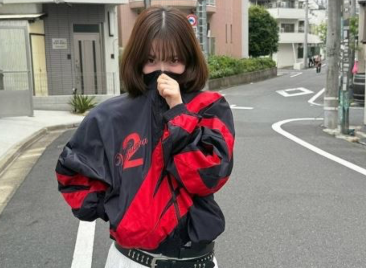 Karina昨(27)日分享的穿搭照，因為胸前印有數字「2」，被外界解讀成支持2號候選人，引發不小爭議。對此，Karina緊急將貼文下架希望能滅火。 圖：翻攝自Karina IG