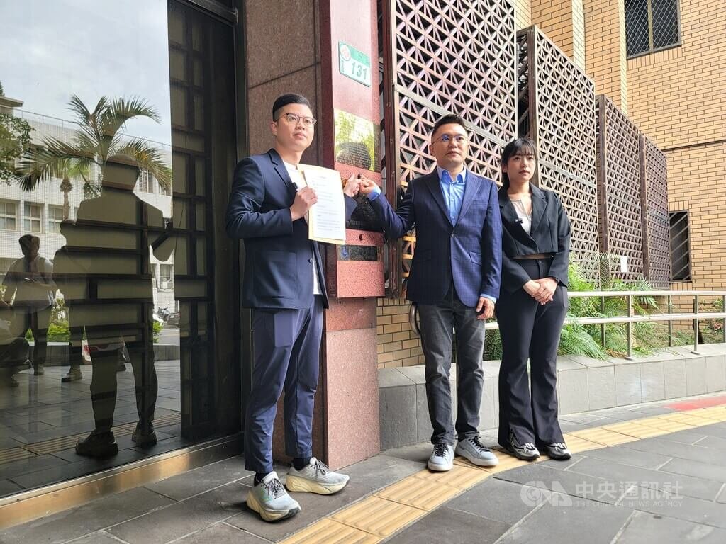 媒體報導，監察院秘書長李俊俋疑以公務車接送寵物。國民黨發言人楊智伃（右）、台北市議員張斯綱（中）、桃園市議員凌濤（左）28日到台北地檢署按鈴告發，指李俊俋涉違反刑法侵占、背信罪，呼籲檢方調查。中央社記者謝幸恩攝  114年5月28日