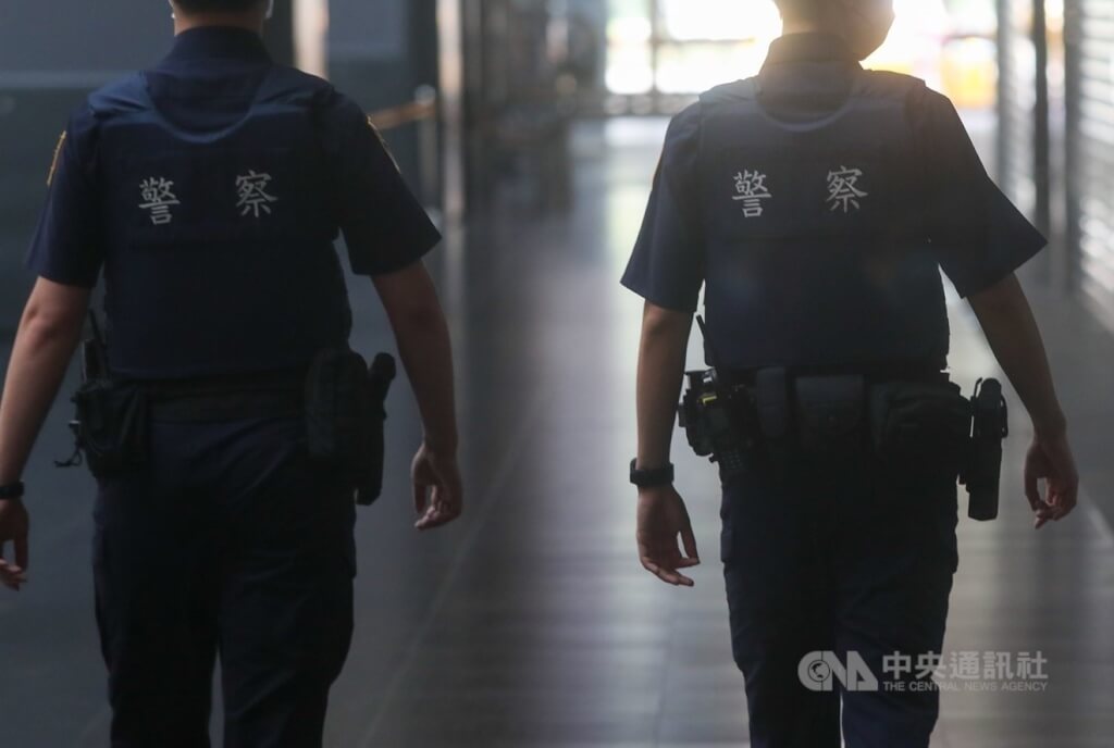 淡水吳姓警員勸導闖紅燈行人遭辱罵，雙方拉扯時以「大外割」壓制對方。二審認定吳男強制力符規定，改判無罪確定。（示意圖／中央社檔案照片）
