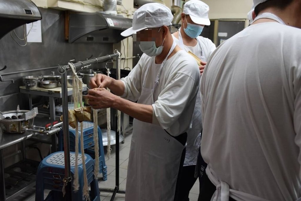 苗栗看守所自營作業工場培養收容人一技之長，生產的傳統客家粽因用料實在、價格便宜，向來是熱銷商品，端午節將至，開放訂購不到1週即爆單喊停。（苗栗看守所提供）中央社記者管瑞平傳真  114年5月28日
