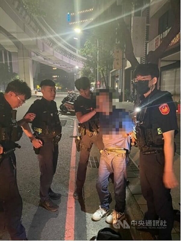 台中警方22日晚間巡邏時，在西屯區路旁發現1輛失竊小貨車，經盤查車上的羅姓男子（右2）時，發現他除神情緊張，還有反應遲緩等異常狀況，後續搜出毒品等物將他法辦。（翻攝照片）中央社記者蘇木春傳真 114年5月28