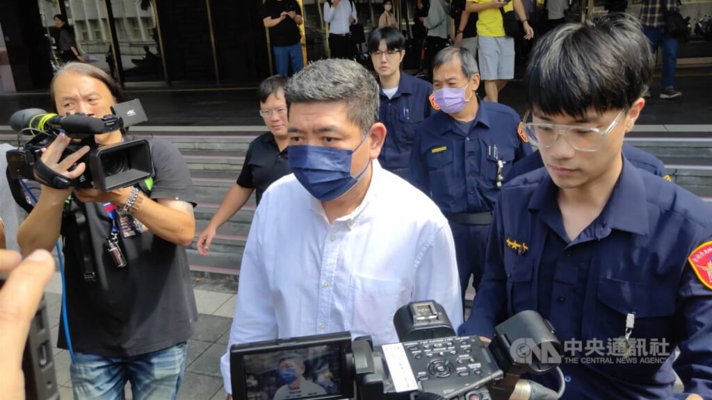 圖為藝人NONO（陳宣裕）（中）2023年10月出庭畫面。（中央社檔案照片）