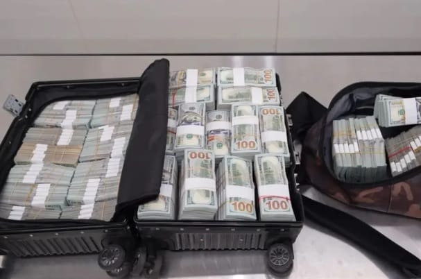 近期中國海關查獲一名攜帶 230 萬美元現金入境卻未申報的旅客，相關事件也因此成為網友們的關注焦點，許多網友也對該名旅客攜帶大筆現金入境的目的以及後果感到好奇。 圖：翻攝自 騰訊網 新黃河