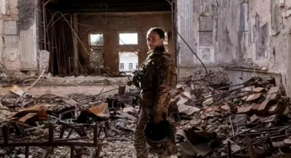 俄軍 3 月透過爆破建築的方式，將敵方女狙擊手埋入廢墟。（示意圖） 圖：翻攝自軍哥茶話室