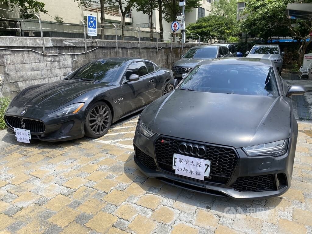 警政署刑事局電信偵查大隊28日指出，以29歲林姓男子為首的詐騙集團，鎖定曾遭靈骨塔詐騙的被害人進行生基位假投資「二次詐騙」，為取信被害人，詐團還租賃高級進口車接送其至台北市區的日租高級商辦簽約，造成雙北19名長者共財損逾新台幣5000萬元。圖為贓證物。（翻攝照片）中央社記者黃麗芸傳真  114年5月28日