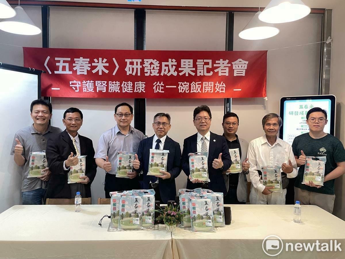 「五春米」發表會出席來賓左起：興大產學研鏈結中心蔡祁欽組長、應經系黃炳文教授、產學研鏈結中心張健忠主任、智耕公司黃明發董事長、興大陳全木副校長、亞大附醫林軒任醫師、黃裕銘老師、巫立暘青農。 圖：唐復年/攝
